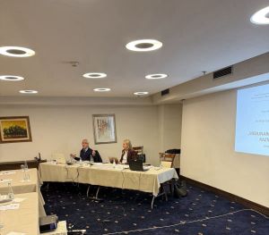 8254DDCB-D3B2-4943-888E-83AA10964948